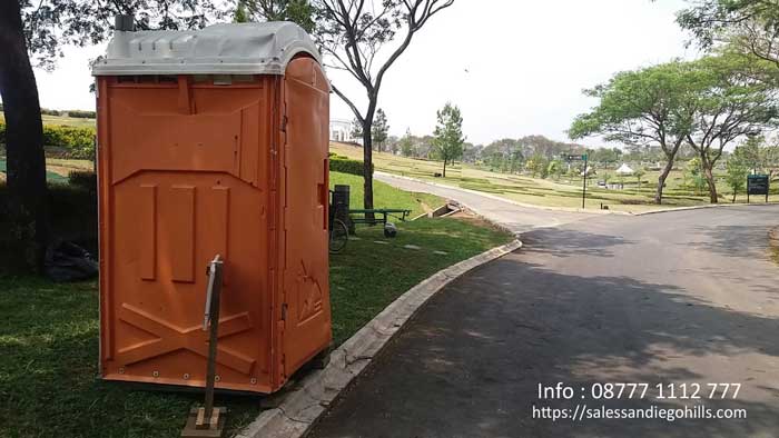 kondisi jalan di mansion Sunrise dan portable toilet saat pemakaman 