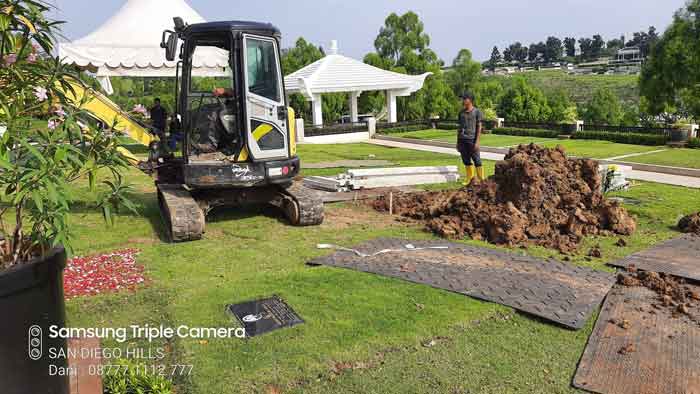 Persiapan penggalian lahan makam di san diego hills memorial park