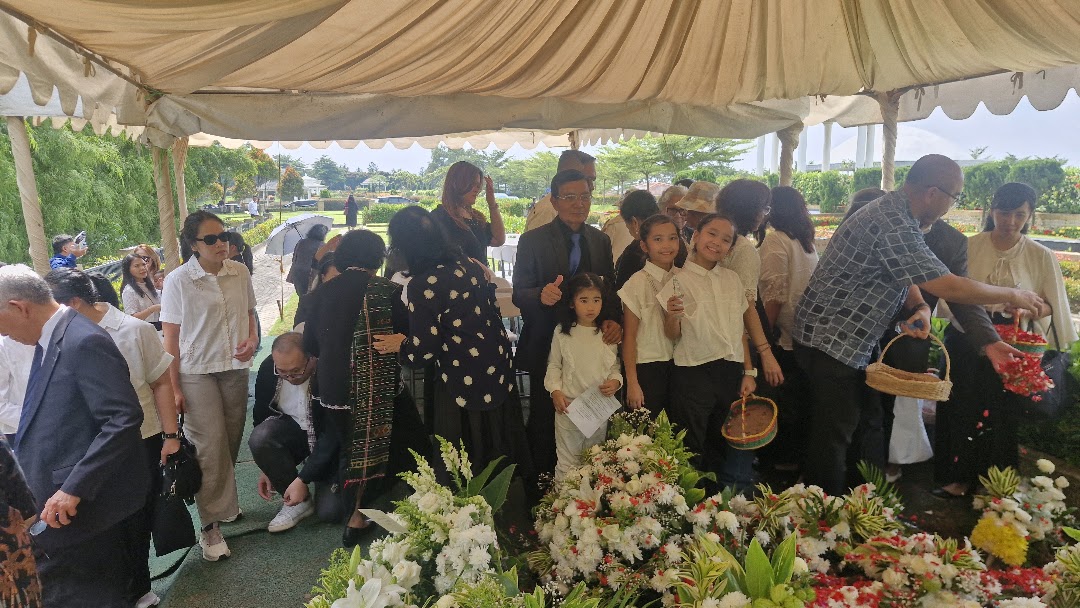 Suasana pemakaman di San Diego Hills