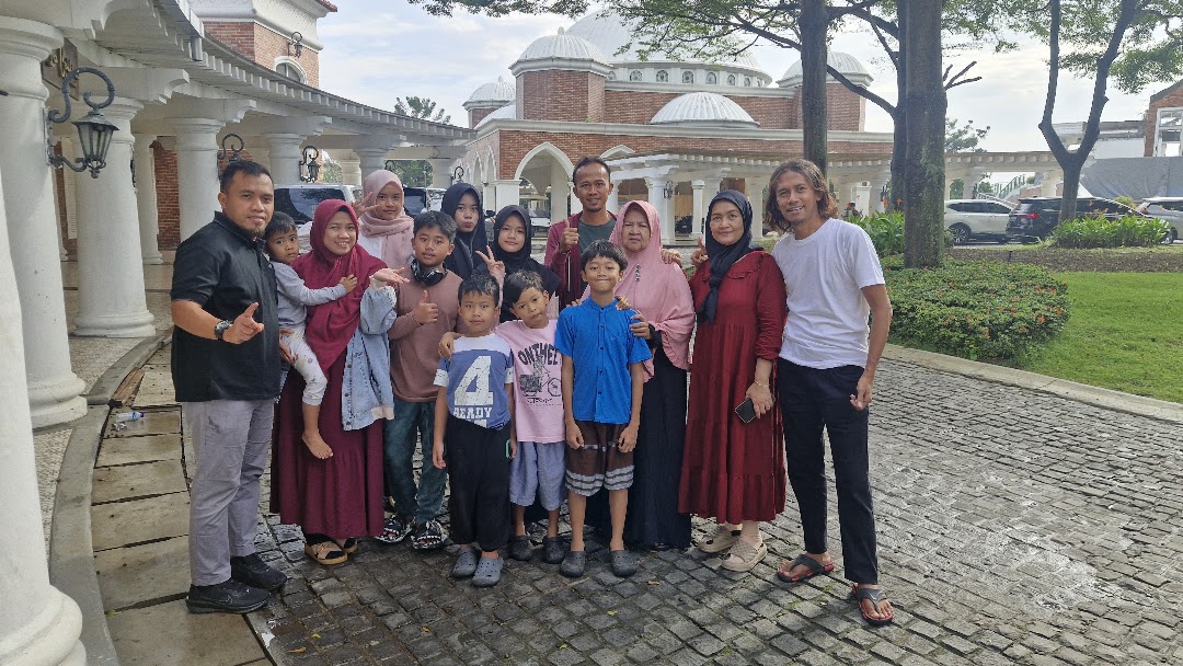 Suasana ziarah keluarga di San Diego Hills