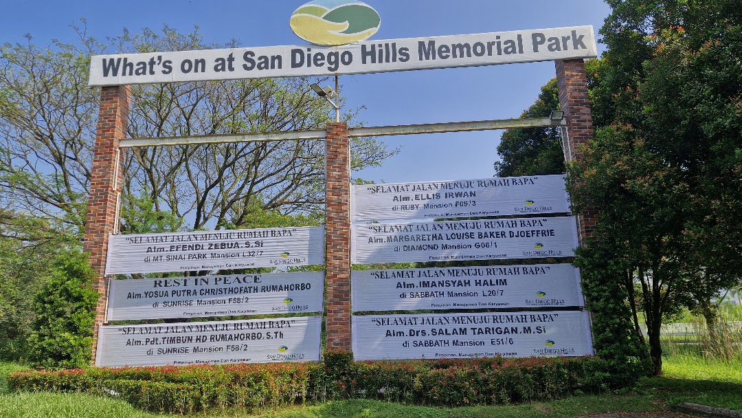 Papan informasi pemakaman di San Diego Hills