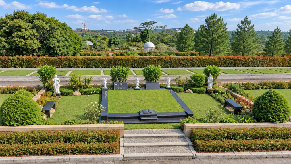 Contoh lahan Private Estate San Diego Hills di Karawang dengan taman dan area duduk pribadi