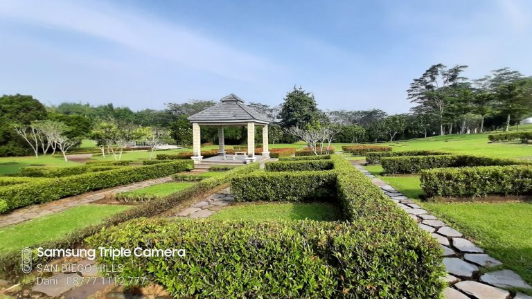 Gazebo di tengah taman pemakaman Muslim Mansion Al Maajid San Diego Hills, dikelilingi pagar tanaman rapi dan jalur batu