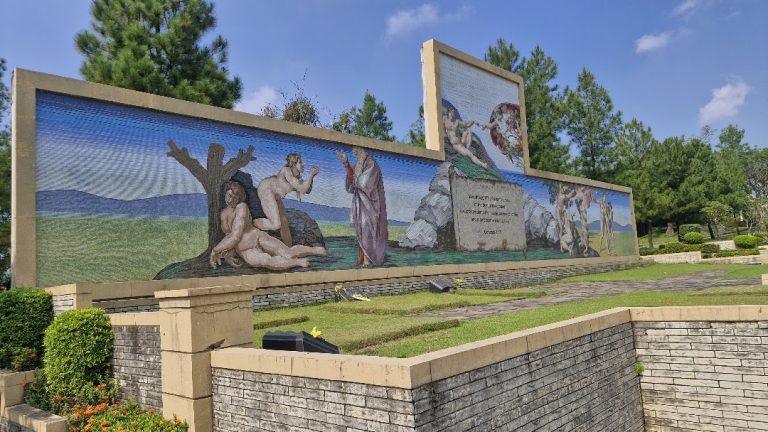 Mural mosaik bertema kisah penciptaan dari Kitab Kejadian di San Diego Hills