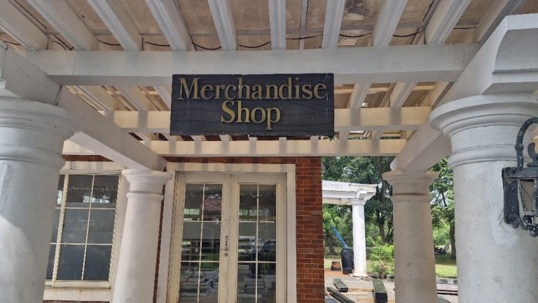 Merchandise Shop di San Diego Hills, bangunan bata merah dengan pergola dan pilar putih