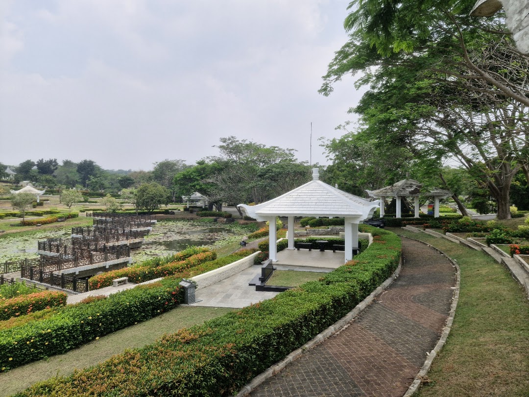 Peak Estate nuansa Chinese di Cherry Blossom Hills San Diego Hills dengan gazebo putih dan taman bunga