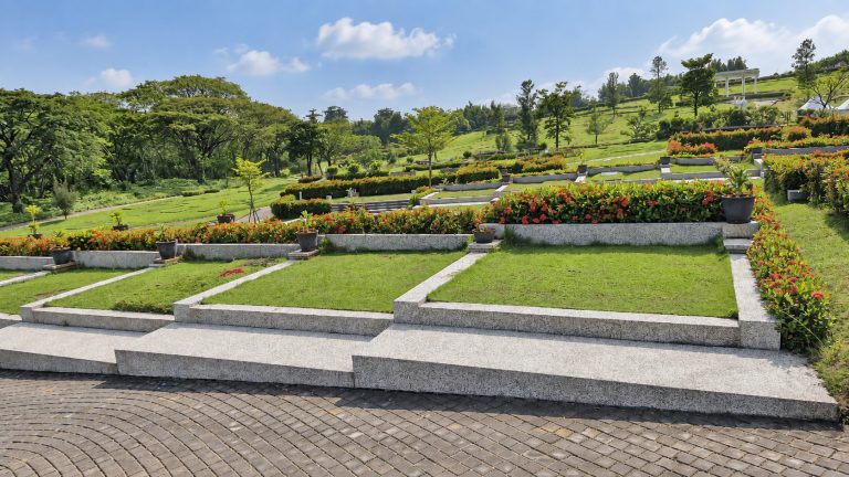 Contoh lahan Semi Private San Diego Hills dengan tembok pembatas rendah