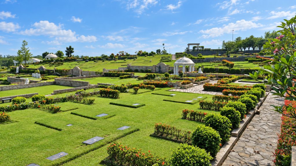 Hamparan lahan Single Burial San Diego Hills dari atas bukit, taman hijau tertata rapi dengan nisan rata tanah dan gazebo di kejauhan