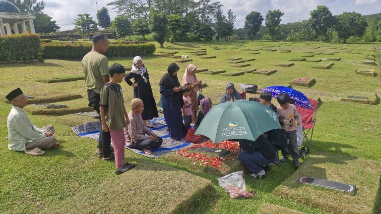 Suasana ziarah di area bernuansa Islam, San Diego Hills