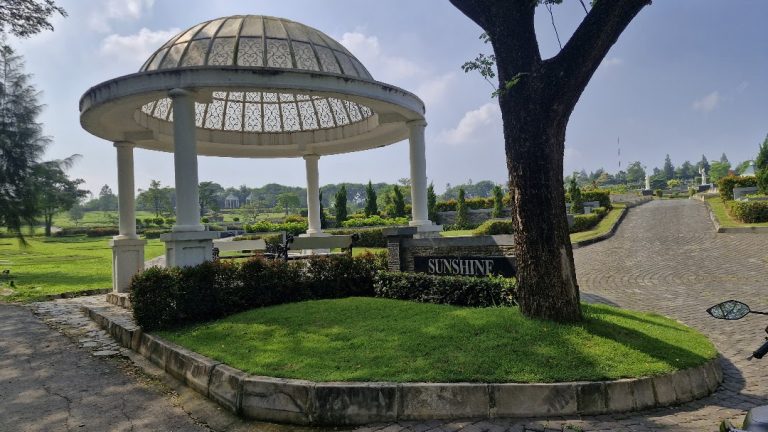 Gapura kubah kaca dengan pilar putih dan ornamen besi tempa di gerbang masuk Mansion Sunshine San Diego Hills