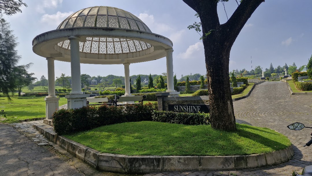 Gapura kubah kaca dengan pilar putih dan ornamen besi tempa di gerbang masuk Mansion Sunshine San Diego Hills