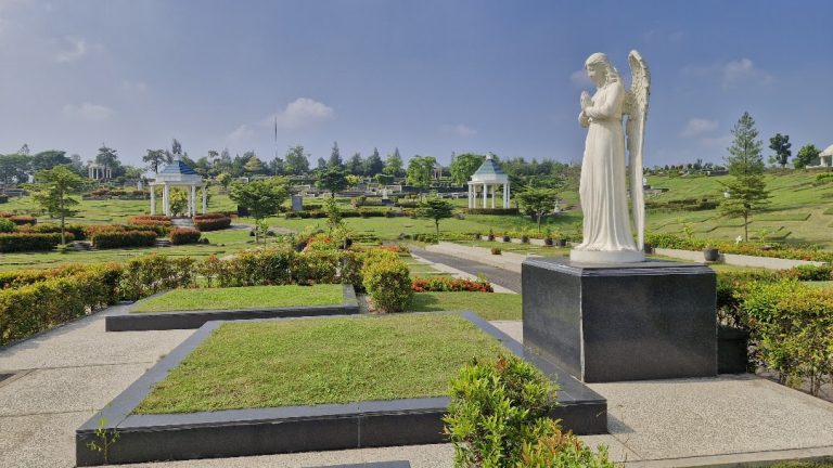 Lahan Private Patung San Diego Hills kapasitas 14 orang dengan patung malaikat berdoa di atas alas granit