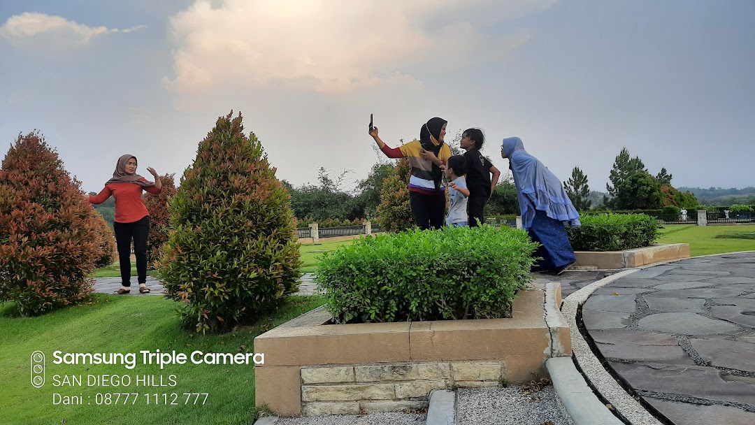 Sekelompok perempuan berfoto selfie bersama sambil tersenyum di taman San Diego Hills saat berziarah