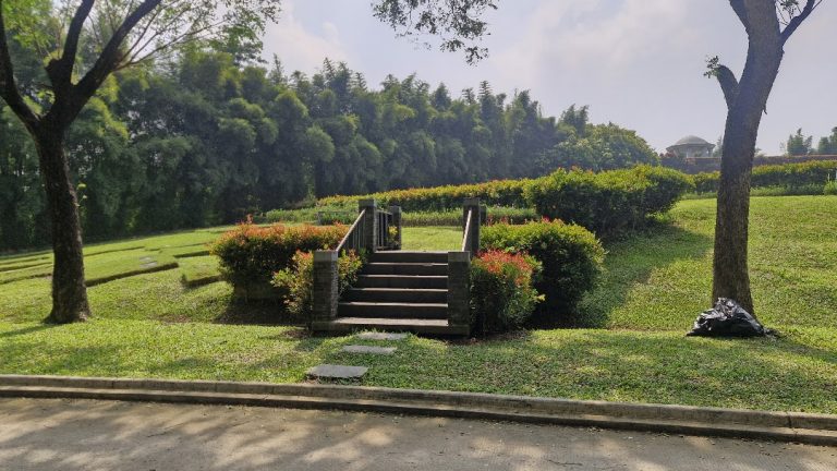 Tangga batu menuju area makam di lereng taman San Diego Hills