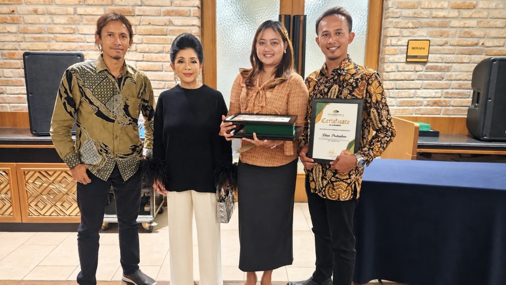 Dani bersama Ibu Suzi, Shifa Monica, dan Dian Prihantoro di acara Sales Award 2025 San Diego Hills