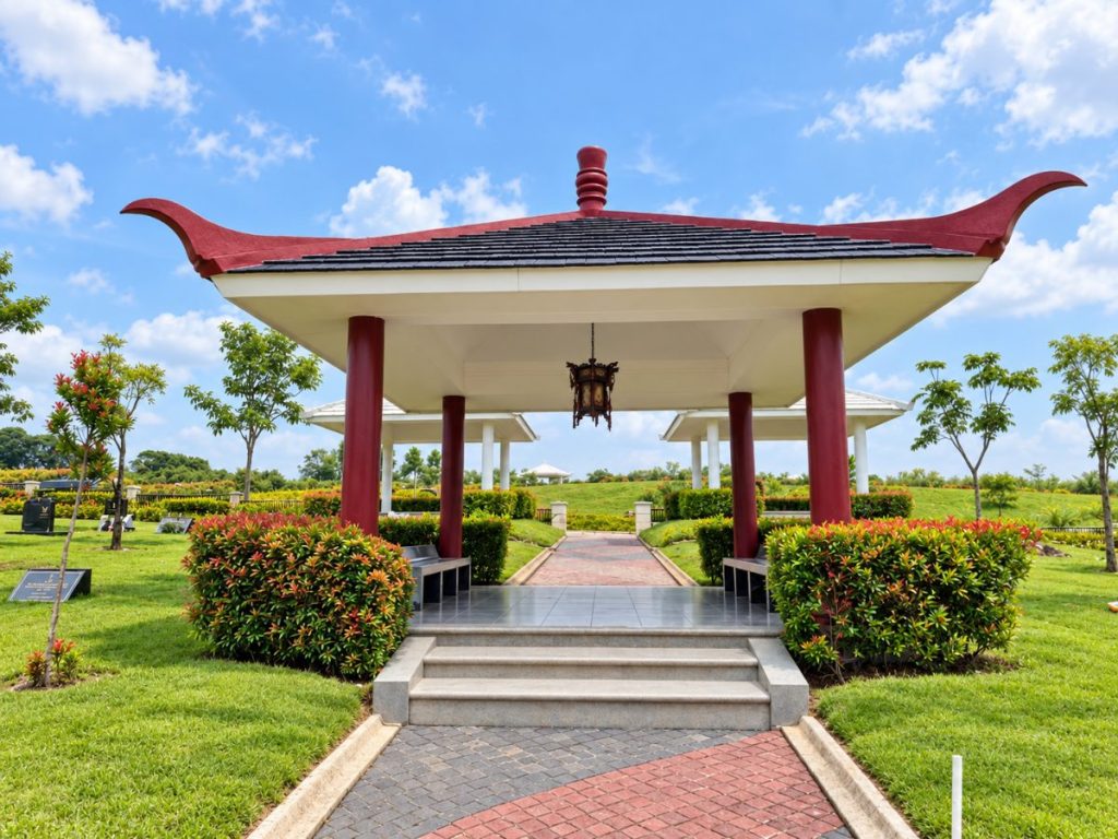 Gazebo bergaya Tionghoa dengan tiang merah, atap melengkung, dan lampion di Ruby Mansion San Diego Hills untuk keluarga berziarah