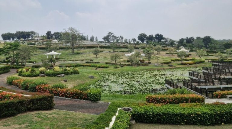 Taman pemakaman modern San Diego Hills Memorial Park yang asri dan tertata rapi