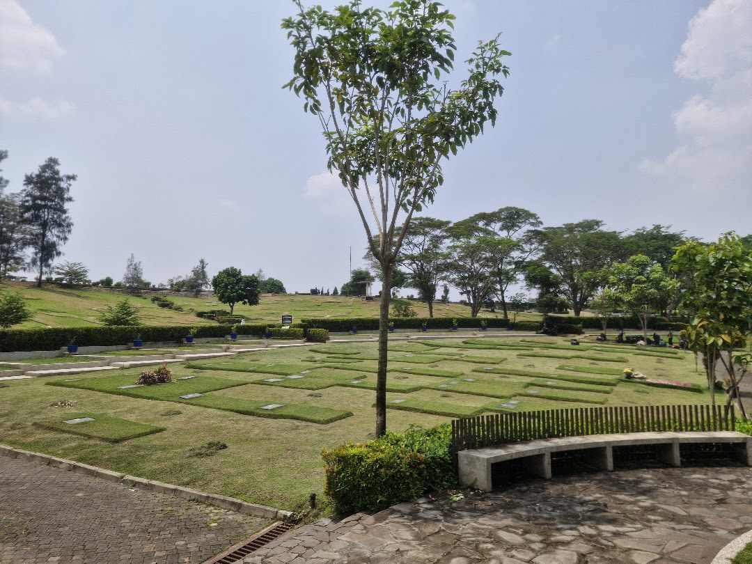 Suasana taman area pemakaman San Diego Hills, lokasi unit Paket Pasangan
