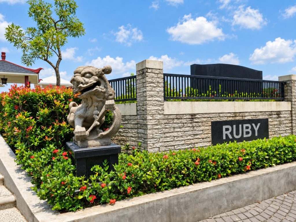 Gerbang masuk Ruby Mansion San Diego Hills dengan papan nama RUBY di dinding batu alam dan patung singa penjaga bergaya Tionghoa