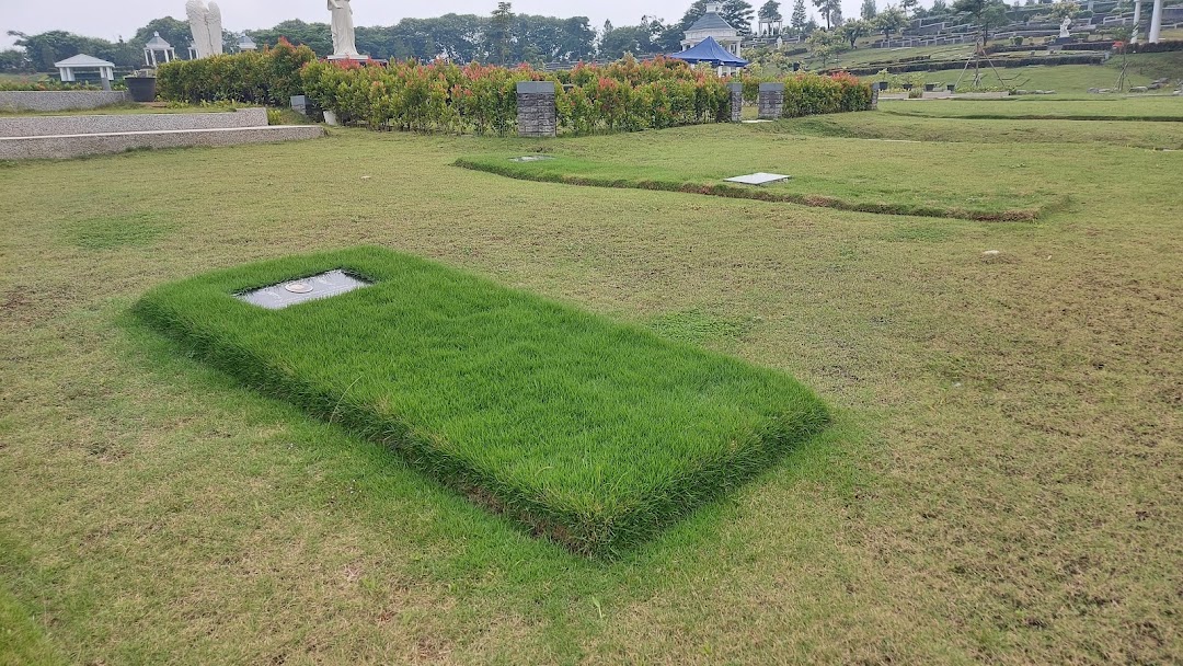 Satu lahan makam tipe Single Burial San Diego Hills, gundukan rendah berumput dengan nisan plakat logam, hanya untuk satu jenazah