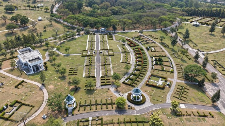 Foto udara Mansion Sunshine San Diego Hills, memperlihatkan barisan lahan, dua gapura kubah kaca, dan bangunan Breath of Life di sisi kiri