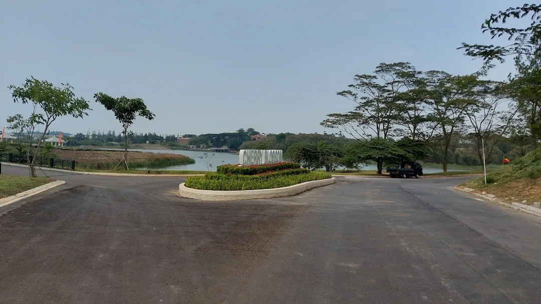 Jalan lebar di kawasan pemakaman San Diego Hills, contoh akses yang nyaman untuk rombongan keluarga