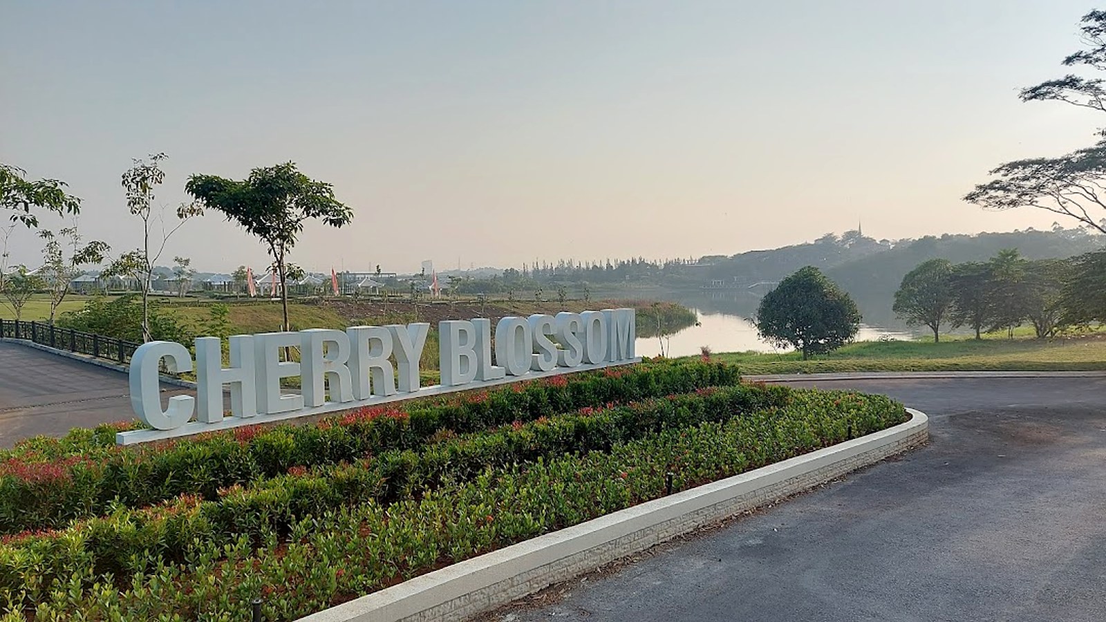 Penanda kawasan Cherry Blossom di tepi danau San Diego Hills, area nuansa Chinese dengan taman bunga dan penataan fengshui