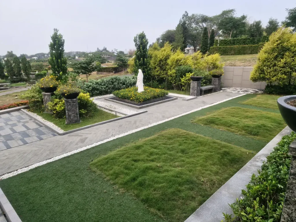 Desain makam Peak Estate di Sky Lawn San Diego Hills dengan taman rumput, jalan setapak, dan patung