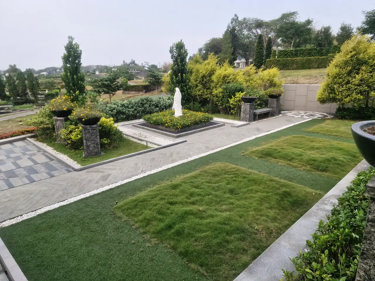 Desain makam Peak Estate di Sky Lawn San Diego Hills dengan taman rumput, jalan setapak, dan patung