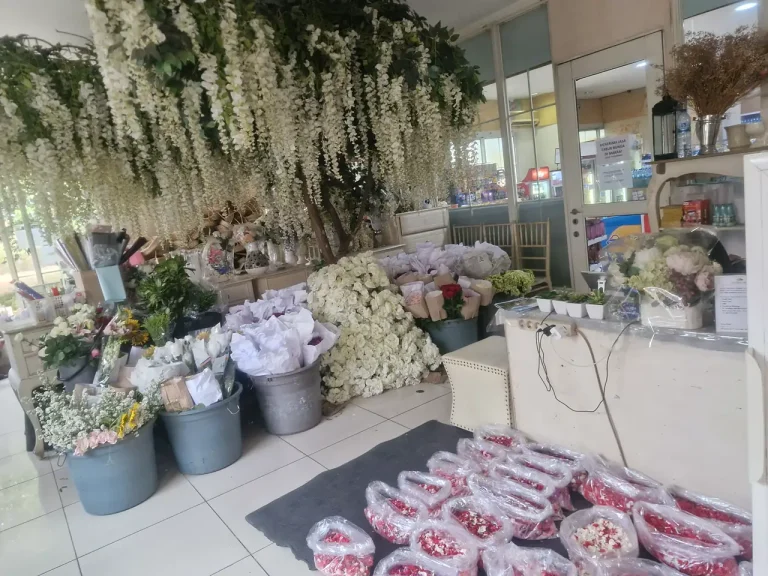 Florist San Diego Hills yang menjual bunga segar dan bunga tabur untuk ziarah