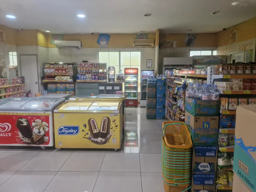 Pilihan makanan, minuman, dan es krim di Foodmart San Diego Hills