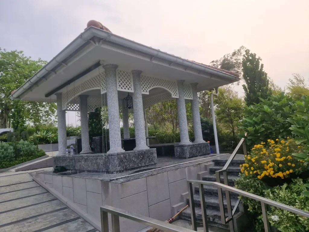 Gazebo putih di lahan Peak Estate Sky Lawn San Diego Hills