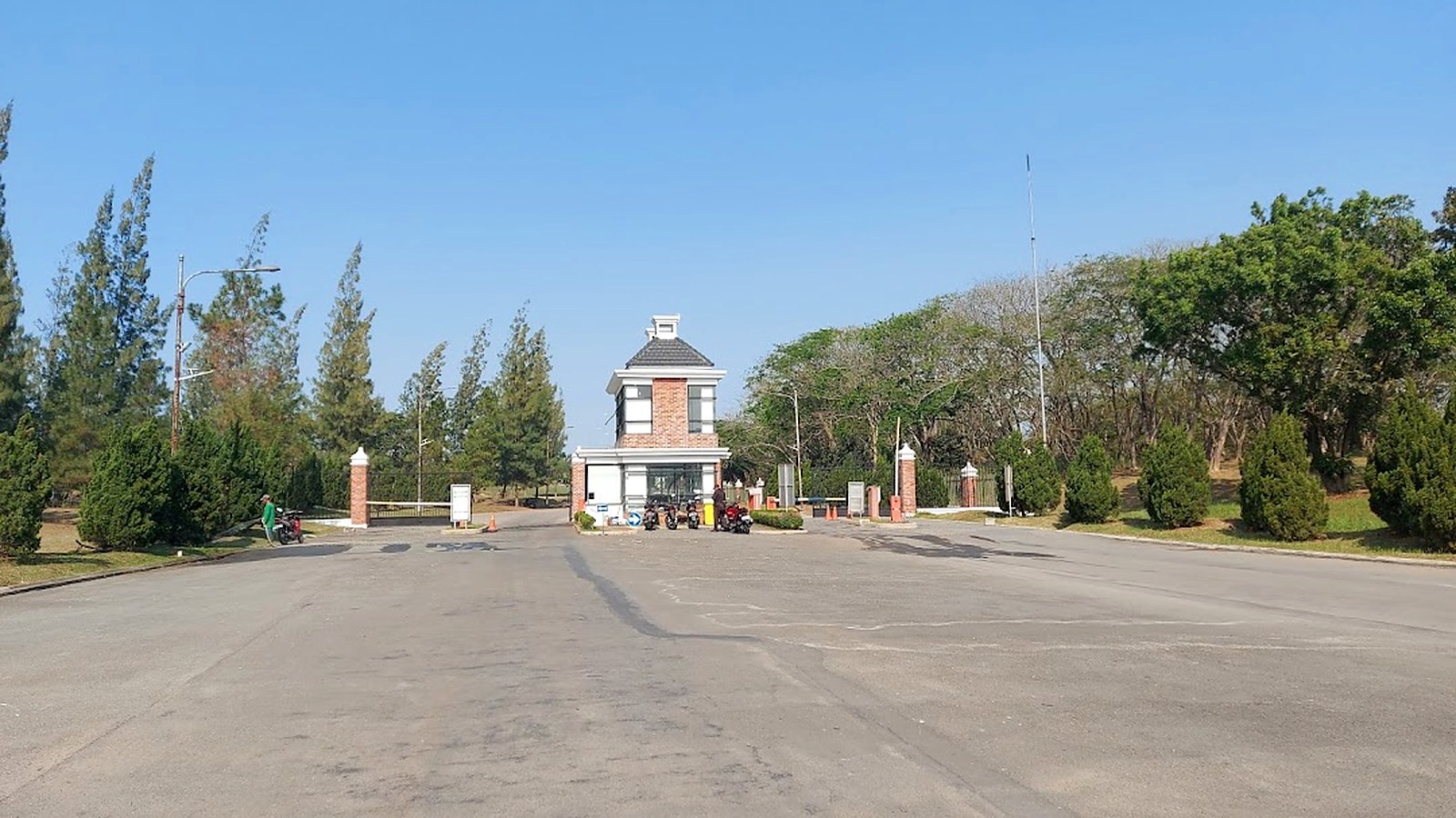 Gerbang masuk dan pos jaga San Diego Hills Memorial Park Karawang dengan jalan lebar dan pepohonan cemara