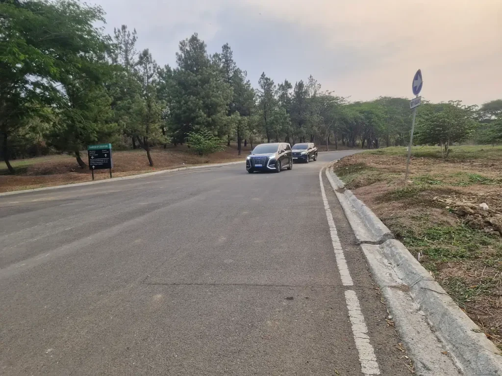Jalan utama kawasan San Diego Hills yang lebar dan rapi dengan pepohonan