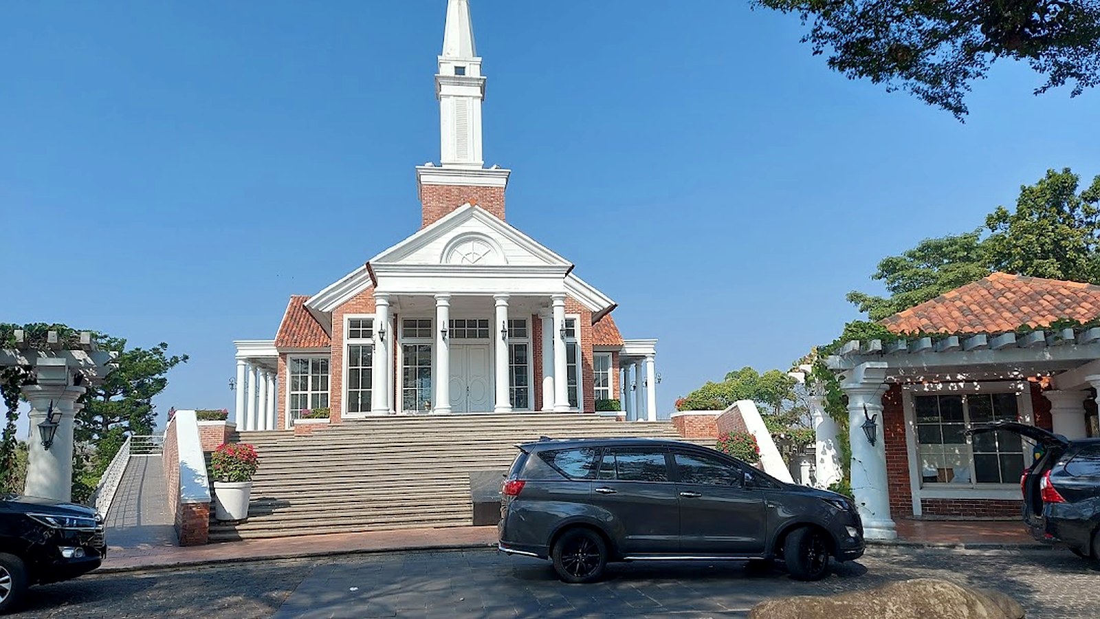 Chapel San Diego Hills bermenara putih dengan tangga lebar, tempat ibadah sebelum pemakaman berkapasitas 250 kursi