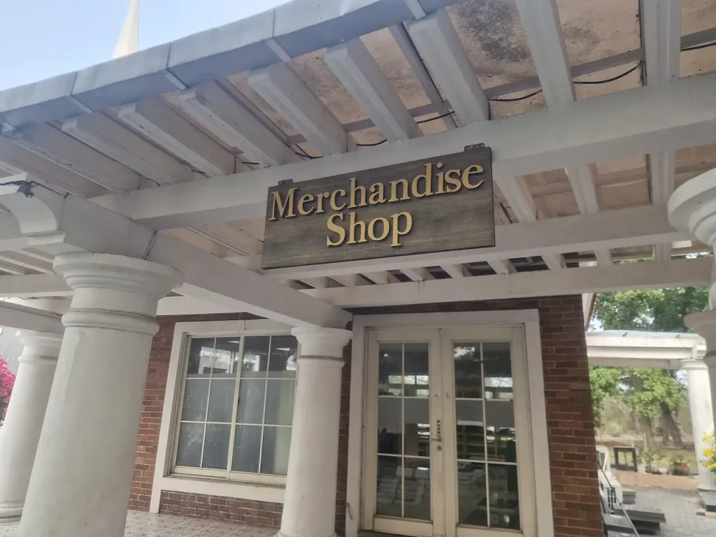 Merchandise Shop San Diego Hills yang menyediakan pilihan nisan dan aksesori makam