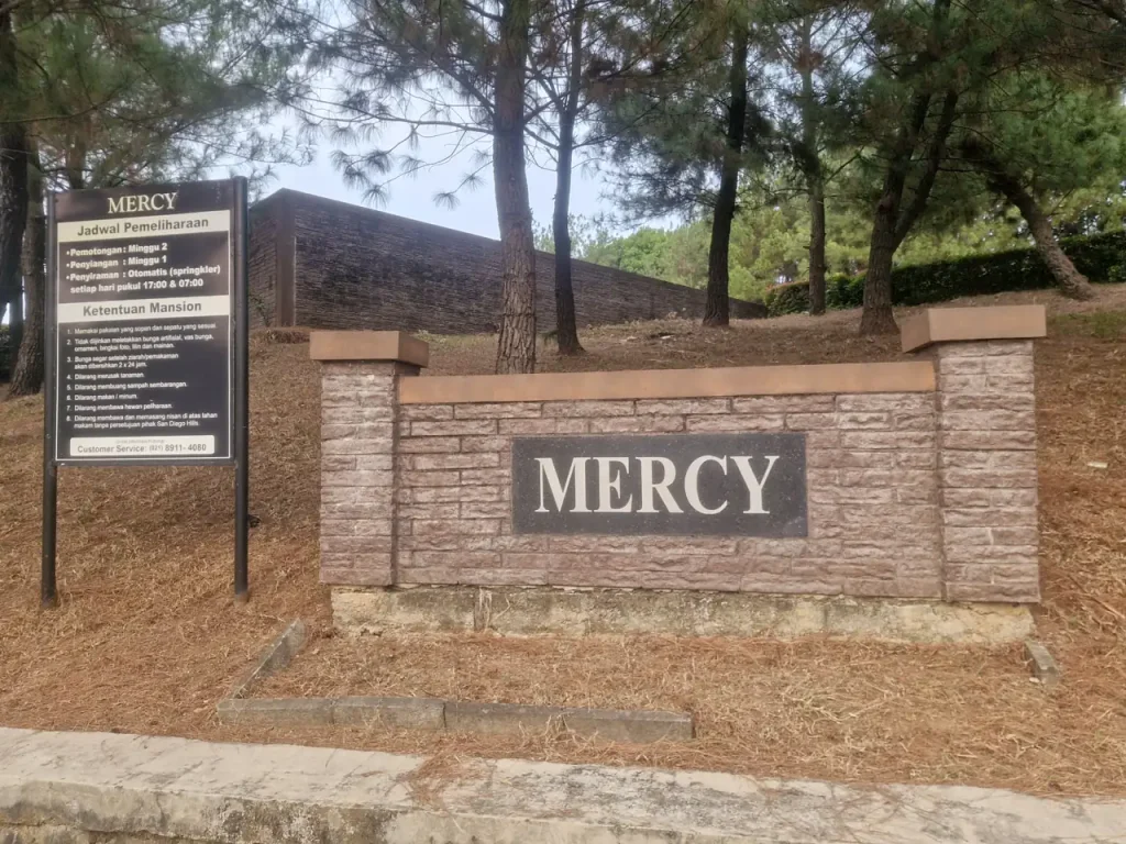 Papan nama Mercy Mansion di kawasan Islam San Diego Hills dengan papan jadwal pemeliharaan