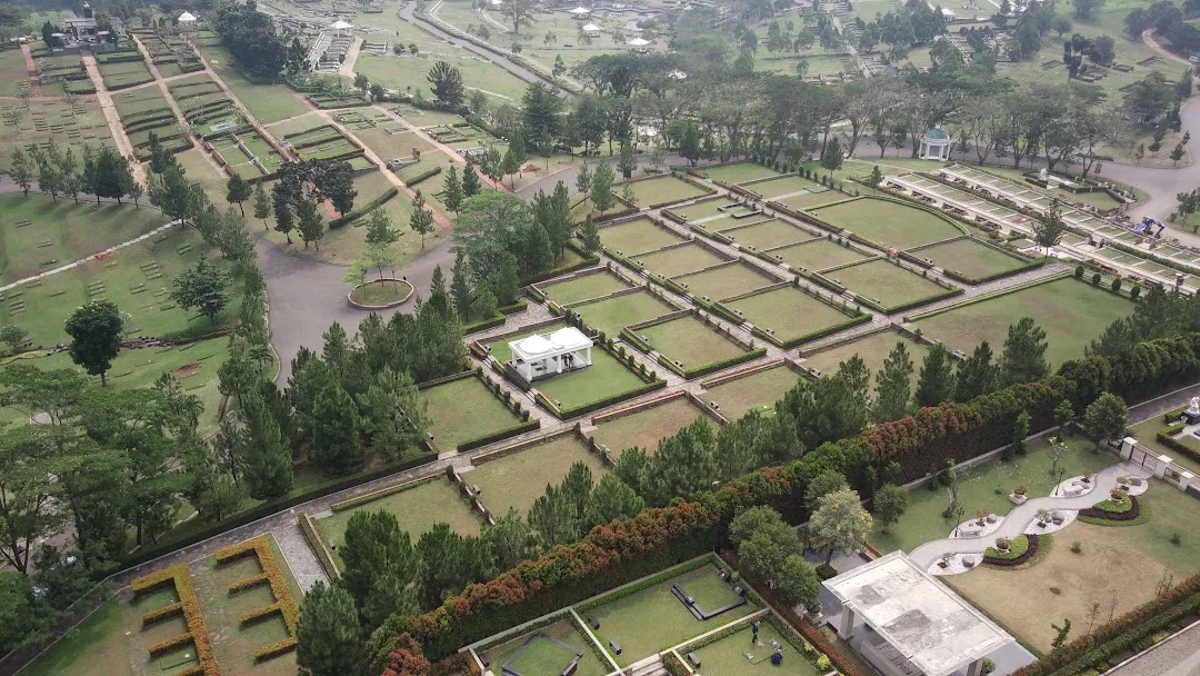 Mercy Mansion nuansa Islam San Diego Hills dilihat dari atas, seluruh makam menghadap kiblat