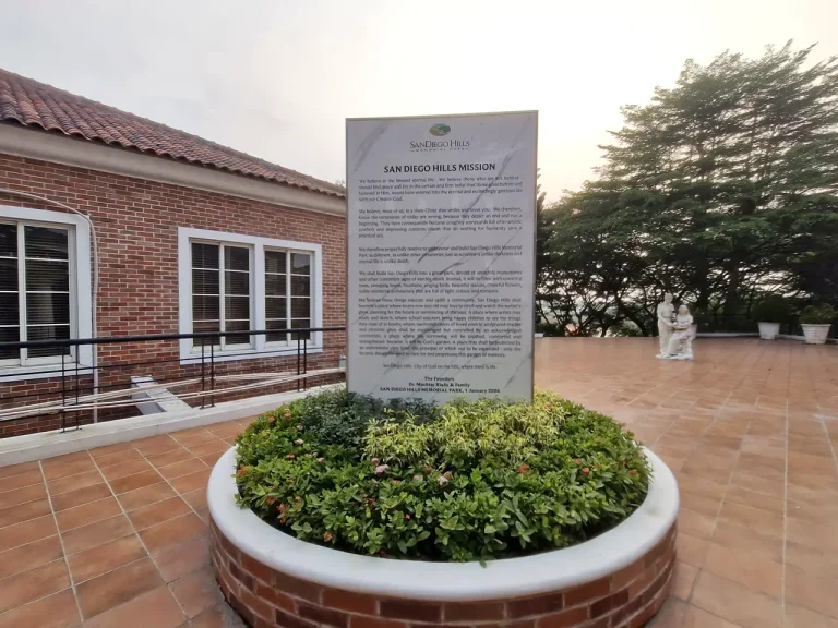 Monumen bertuliskan misi San Diego Hills di area Family Center