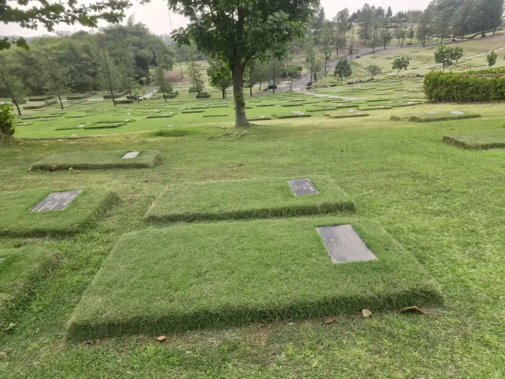 Paket Pasangan area Muslim San Diego Hills tampak samping, makam berjarak di hamparan taman yang luas