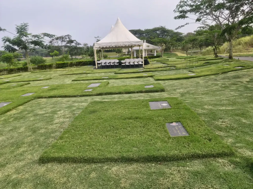 Paket Pasangan di Cherry Blossom Garden San Diego Hills tampak samping, dua makam menempel dengan tenda acara di latar