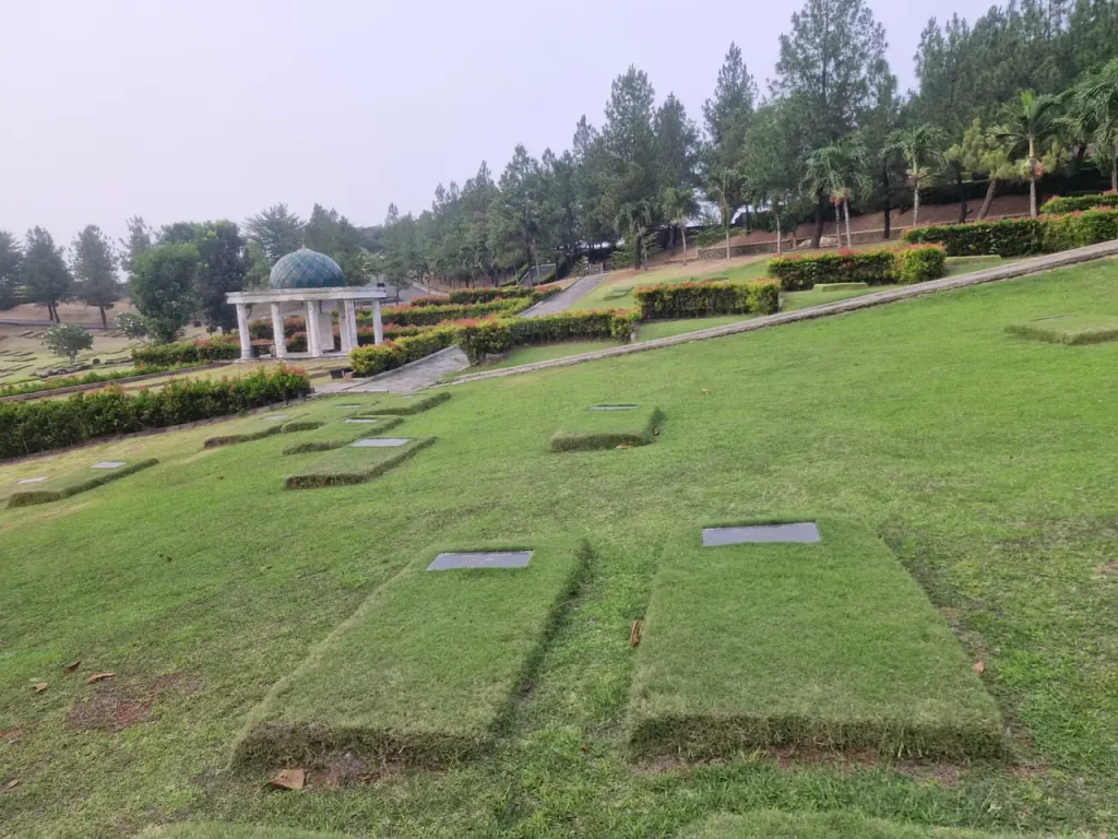 Paket Pasangan area Muslim San Diego Hills, dua makam berdampingan dengan jarak sekitar 25–30 cm