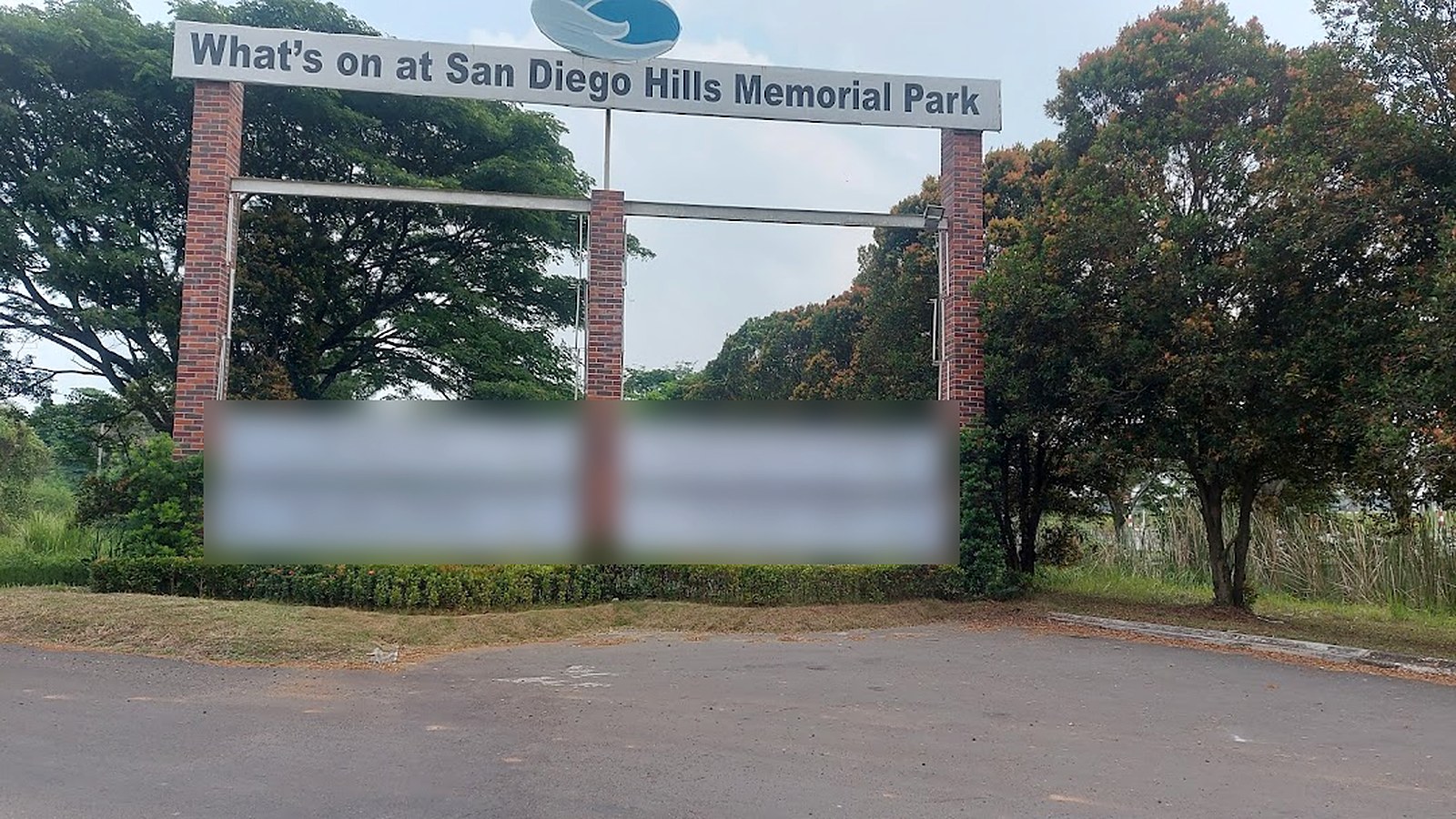 Papan What is On di San Diego Hills yang menampilkan informasi pemakaman hari itu beserta lokasi mansion, nama disamarkan