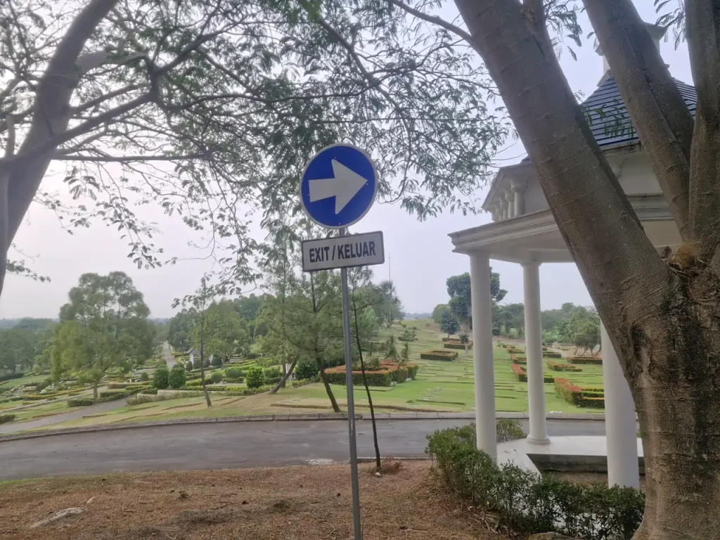 Penunjuk arah di kawasan San Diego Hills untuk memudahkan keluarga menemukan area makam