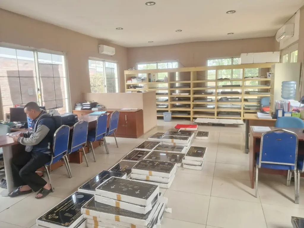 Berbagai pilihan ukuran nisan di Merchandise Shop San Diego Hills
