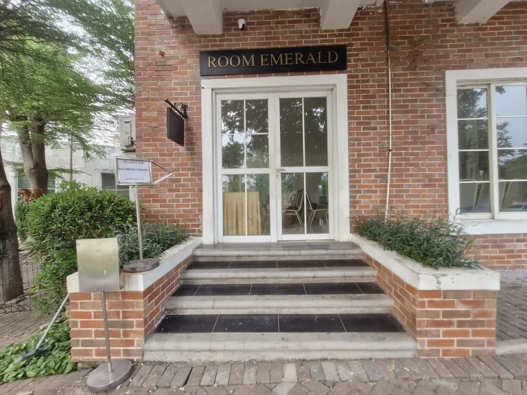 Room Emerald, ruang makan keluarga setelah pemakaman di San Diego Hills