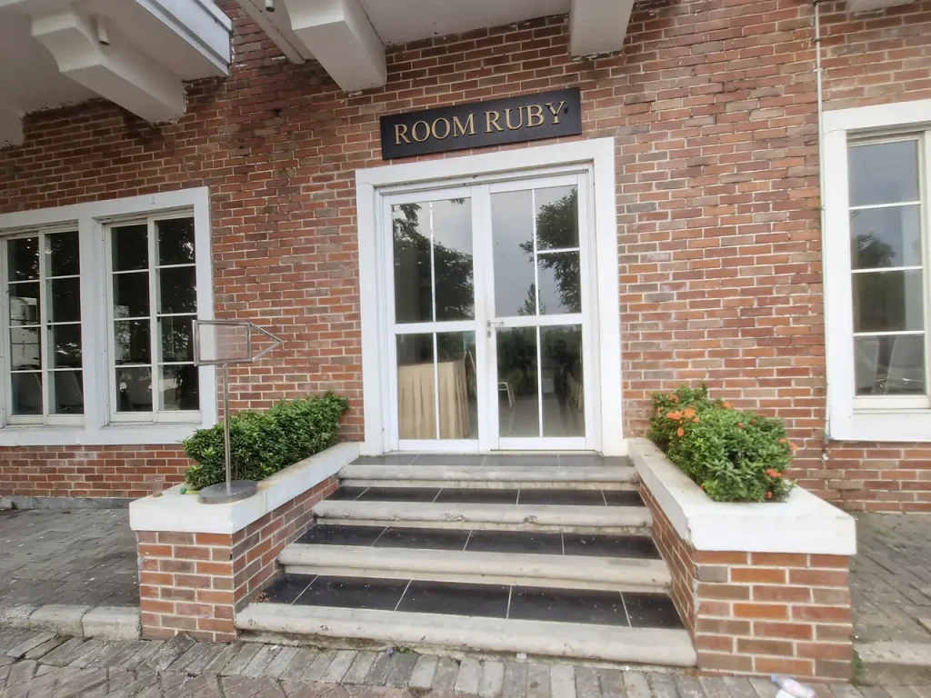 Room Ruby, ruang makan keluarga setelah pemakaman di San Diego Hills