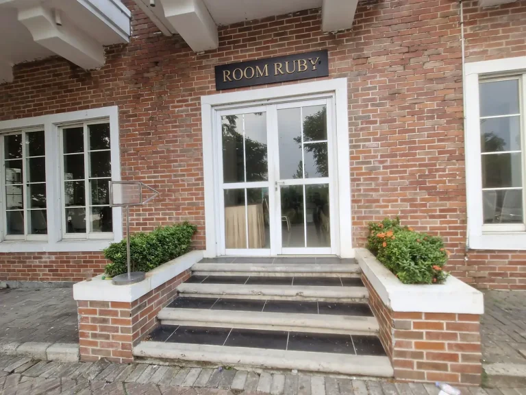 Room Ruby, ruang makan keluarga setelah pemakaman di San Diego Hills
