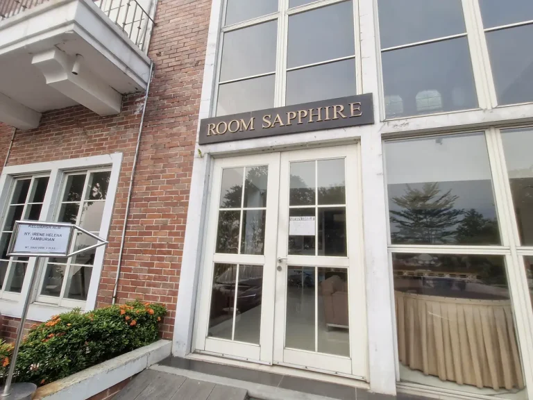 Room Sapphire, ruang makan keluarga setelah pemakaman di San Diego Hills