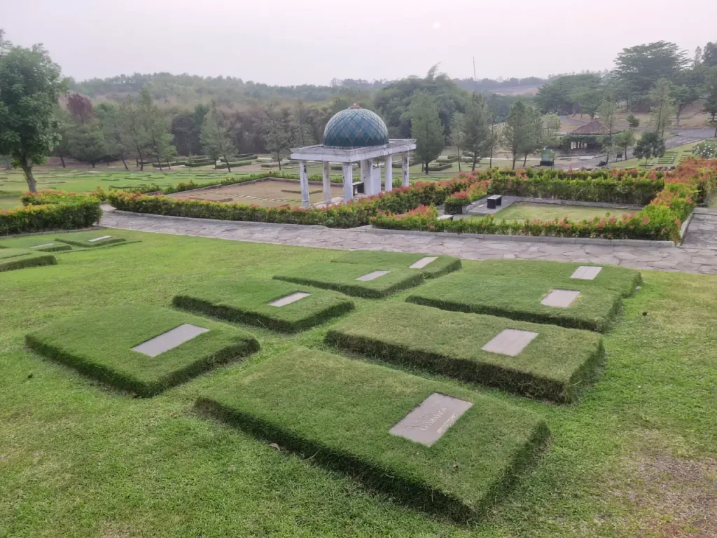 Single Burial area Muslim San Diego Hills, tiap makam berjarak sekitar 25–30 cm dengan rumput hijau dan gazebo kubah di belakang
